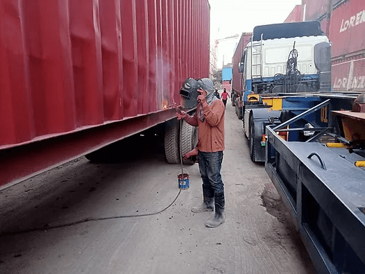 Repair on Truck | SeaContainer